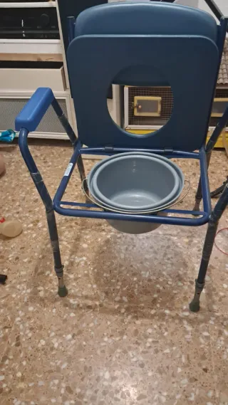 Silla inodoro solo usada una vez .