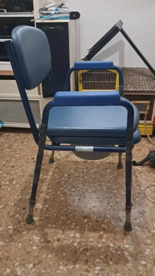 Silla inodoro solo usada una vez .