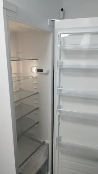 Nevera vertical blanca