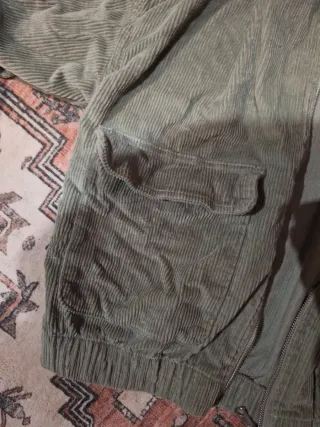 Chaqueta verde de pana con capucha