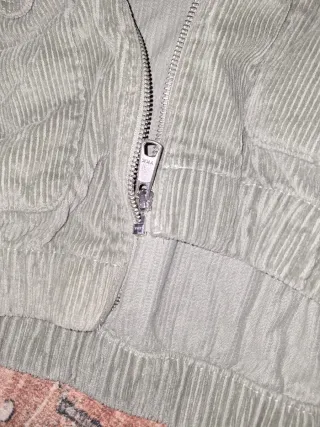 Chaqueta verde de pana con capucha