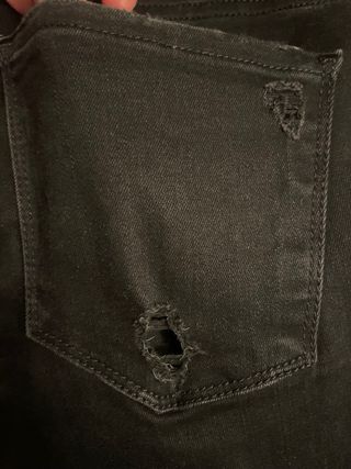Pantalones vaqueros negros rotos mujer