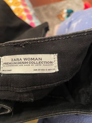 Pantalones vaqueros negros rotos mujer