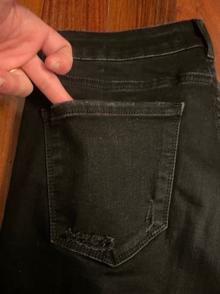 Pantalones vaqueros negros rotos mujer