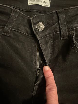 Pantalones vaqueros negros rotos mujer