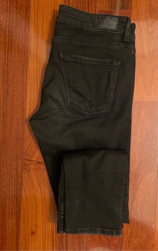 Pantalones vaqueros negros rotos mujer
