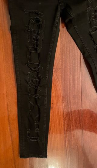 Pantalones vaqueros negros rotos mujer