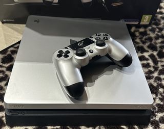 PS4 Silver 1TB Gran Turismo Sport Edición Limitada
