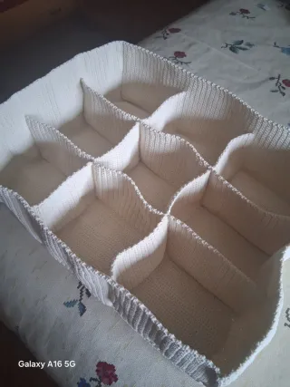 Organizador de tela beige y blanco