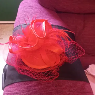 Tocado rojo para eventos