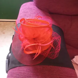 Tocado rojo para eventos