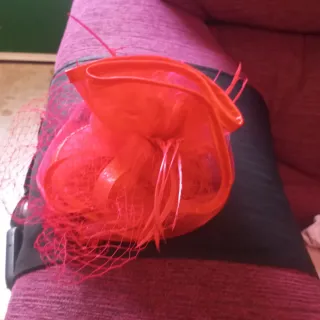 Tocado rojo para eventos