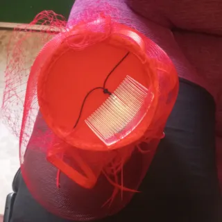 Tocado rojo para eventos