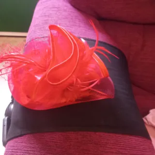 Tocado rojo para eventos