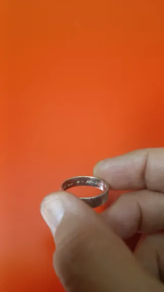 Alianza de plata con diseño acanalado