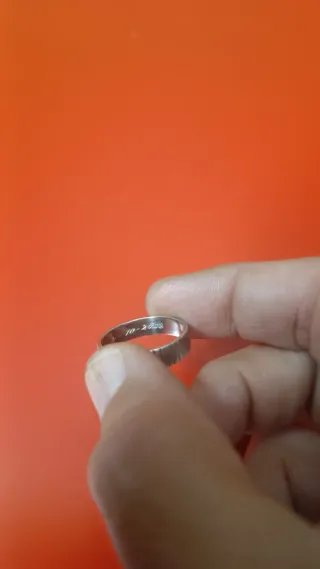 Alianza de plata con diseño acanalado