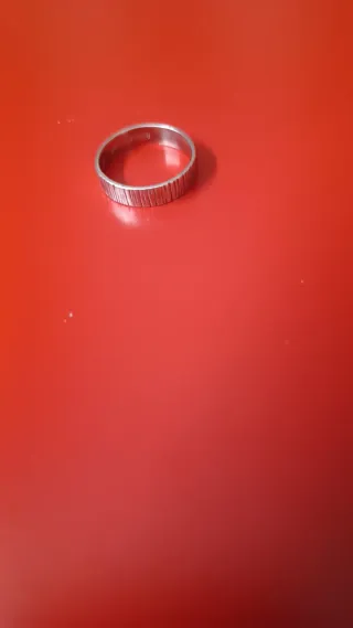 Alianza de plata con diseño acanalado