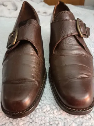 Zapatos de señora de piel con hebilla