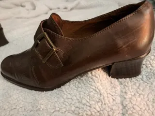 Zapatos de señora de piel con hebilla