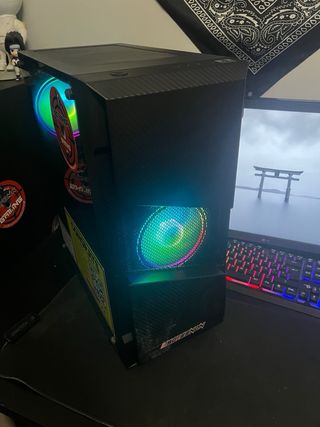 Vende ordenador screenon sobre mesa