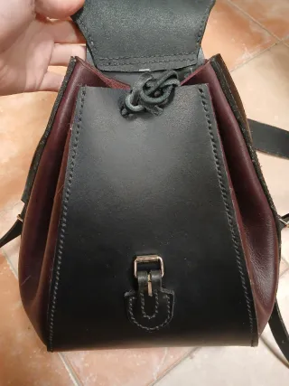 Mochila de cuero negra y marrón