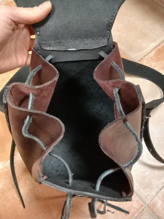 Mochila de cuero negra y marrón