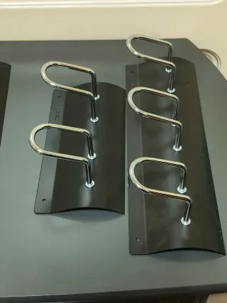 4 Perchas Metálicas Negras y Plateadas