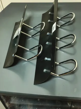 4 Perchas Metálicas Negras y Plateadas