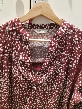 Blusa granate con flores blancas