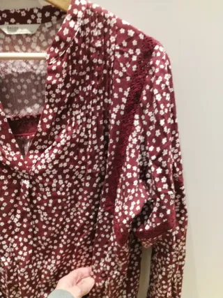 Blusa granate con flores blancas