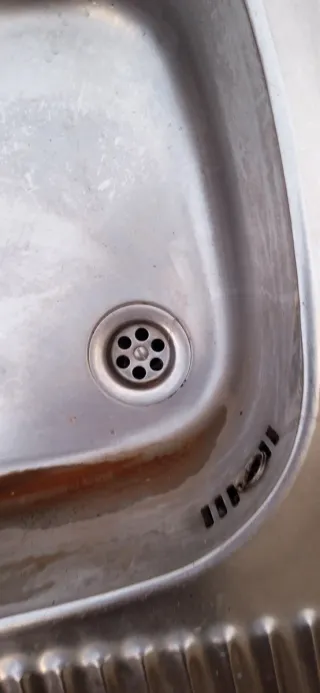 Fregadero de metal plateado