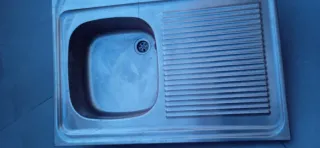 Fregadero de metal plateado