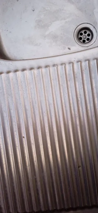 Fregadero de metal plateado