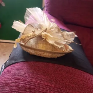 Tocado para eventos beige y dorado