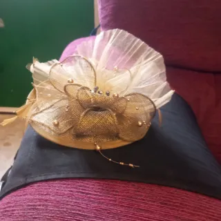 Tocado para eventos beige y dorado