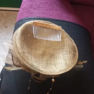 Tocado para eventos beige y dorado