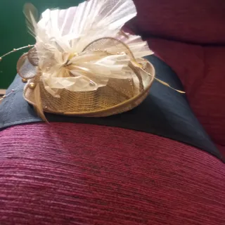 Tocado para eventos beige y dorado