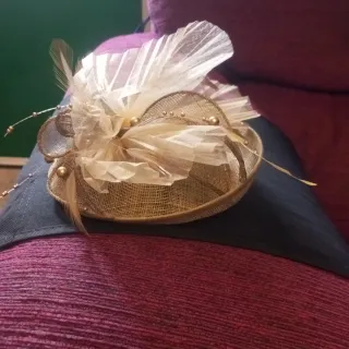 Tocado para eventos beige y dorado