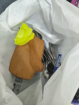 Vari posate e utensili da cucina