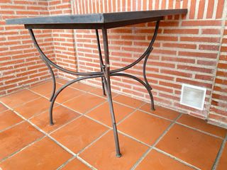 Mesa exterior cerámica y metal