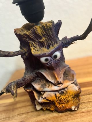 Muñeco artesanal de madera y arcilla lámpara