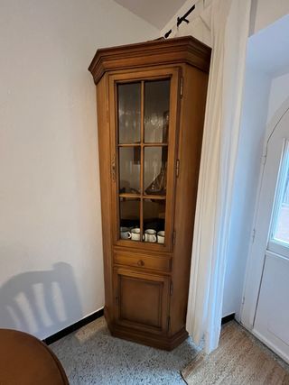 Armario de esquina de madera y cristal