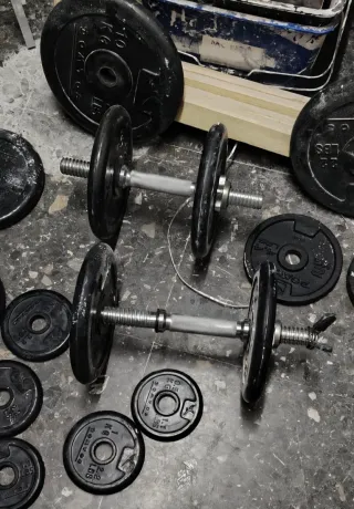 Juego discos pesas 60kg + 2 barras y mancuernas