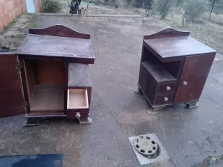 Mesita de noche de madera antigua