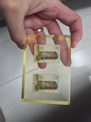 Pisapapeles sellos edificio Saez de Onza