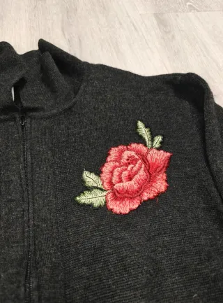Chaqueta gris con rosa bordada