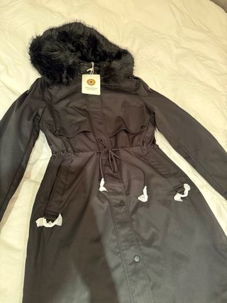 Abrigo Largo Negro con Capucha y Pelo