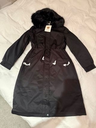 Abrigo Largo Negro con Capucha y Pelo