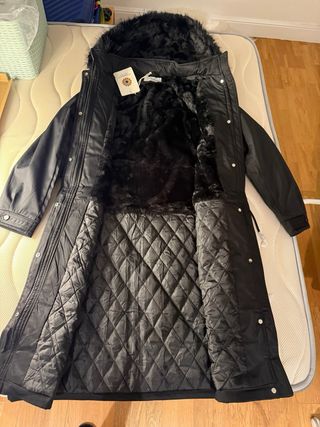 Abrigo Largo Negro con Capucha y Pelo