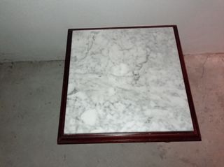 Mesita auxiliar antigua mármol y madera